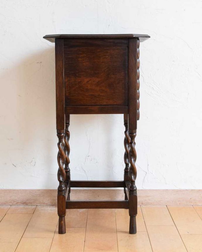 アンティークのキャビネット アンティーク家具 ベッドサイドに置いて使えるアンティーク家具、ツイストがキレイなペディスタル カップボード。横顔だっても美しい正面だけじゃなく横から見ても美しい姿です。(q-1623-f)