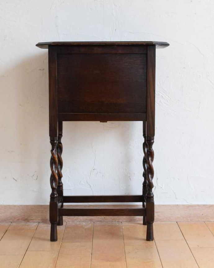 アンティークのキャビネット アンティーク家具 ベッドサイドに置いて使えるアンティーク家具、ツイストがキレイなペディスタル カップボード。後ろ姿にも注目!アンティークは新品ではないので、経年変化によるキズはありますが、専門の職人がキレイにお直しをしているので、後ろ姿もキレイです。(q-1623-f)