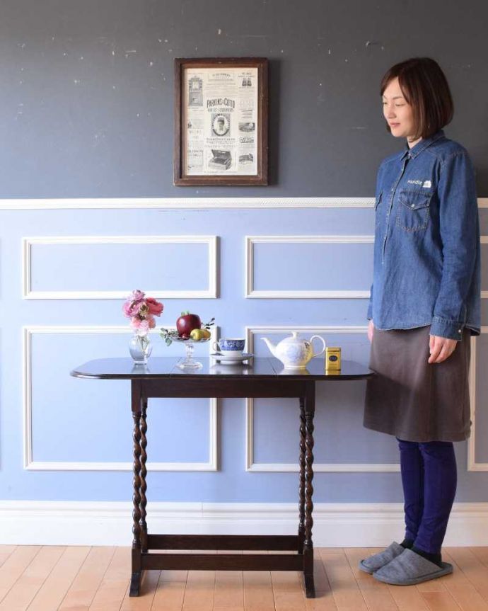 アンティークのテーブル アンティーク家具 英国輸入のアンティーク家具、サイズが変えられる伸張式のドロップリーフテーブル。サイズが変えられる小さなテーブルお友達とお茶したり、趣味の時間を過ごしたり、…大きさを変えていろんな使い方が楽しめます。(q-1624-f)