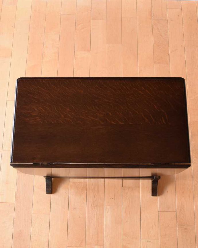 アンティークのテーブル アンティーク家具 英国輸入のアンティーク家具、サイズが変えられる伸張式のドロップリーフテーブル。天板の形を見てみると・・・テーブルの形を上から見ると、こんな感じです。(q-1624-f)