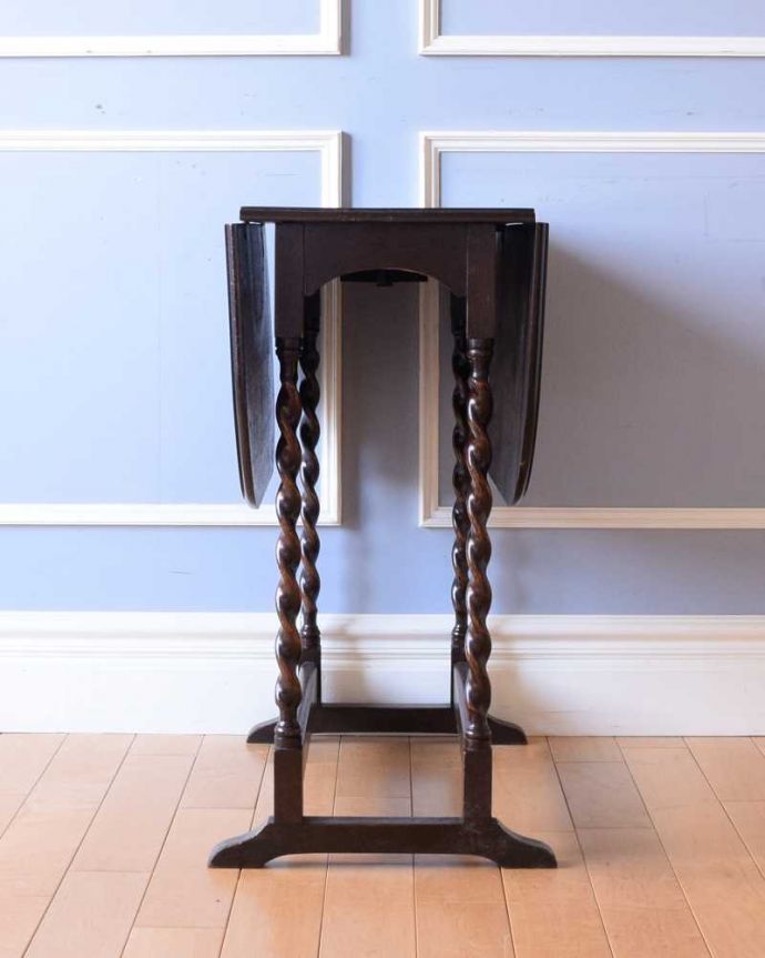 アンティークのテーブル アンティーク家具 英国輸入のアンティーク家具、サイズが変えられる伸張式のドロップリーフテーブル。横から見てもステキ閉じるとこんなにコンパクトになるので、壁に付けて片付けることも可能です。(q-1624-f)