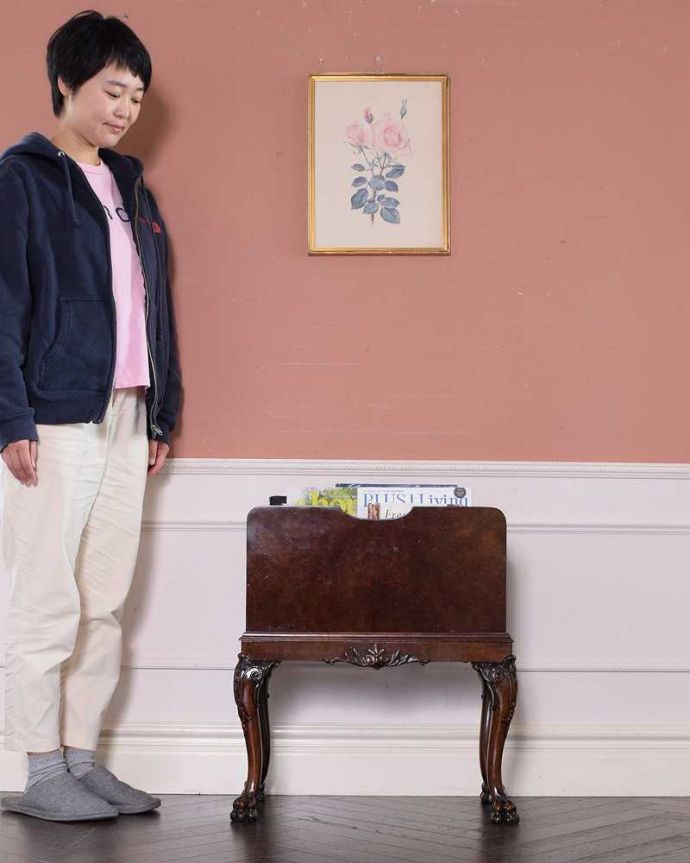 マガジンラック　アンティーク家具　高級感が溢れるイギリスで出会ったアンティークマガジンラック。使いやすさNo.1！みんなが使える便利なアンティークどこのお家でも使っているマガジンラックも、アンティークだとデザインが素敵だから散らかっている雑誌もオシャレに収納出来ちゃうんです。(q-1625-f)