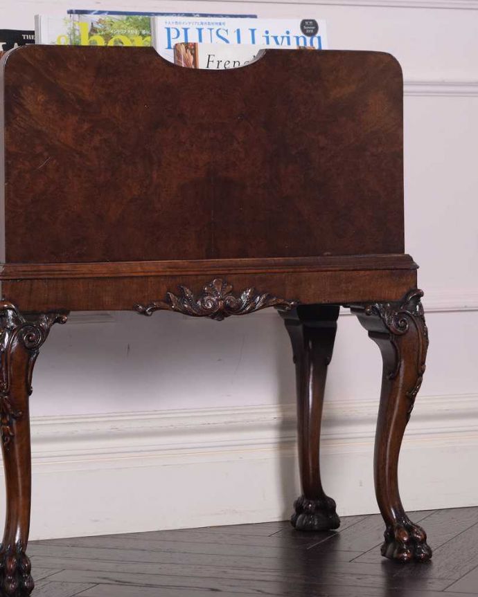 マガジンラック　アンティーク家具　高級感が溢れるイギリスで出会ったアンティークマガジンラック。ちょっと置いておきたい…をキレイに収納新聞や雑誌など、ついついテーブルの上に置いてしまって雑多に見えるものが、コレさえあればキレイに収納出来てお部屋もスッキリ見えるんです。(q-1625-f)