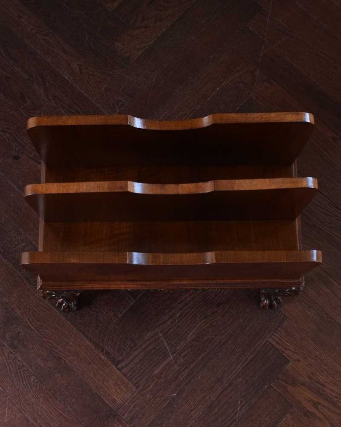 マガジンラック　アンティーク家具　高級感が溢れるイギリスで出会ったアンティークマガジンラック。雑誌を入れる部分もキレイに修復しましたアンティークは新品ではないので経年変化によるキズはありますが、専門の職人がキレイにお直ししました。(q-1625-f)