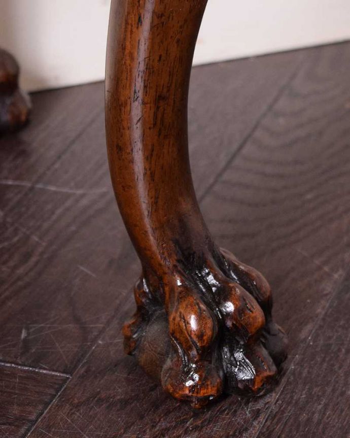 マガジンラック　アンティーク家具　高級感が溢れるイギリスで出会ったアンティークマガジンラック。持ち上げなくても移動ラクラクHandleのアンティーク家具の足の裏にはフェルトキーパーをお付けしています。(q-1625-f)