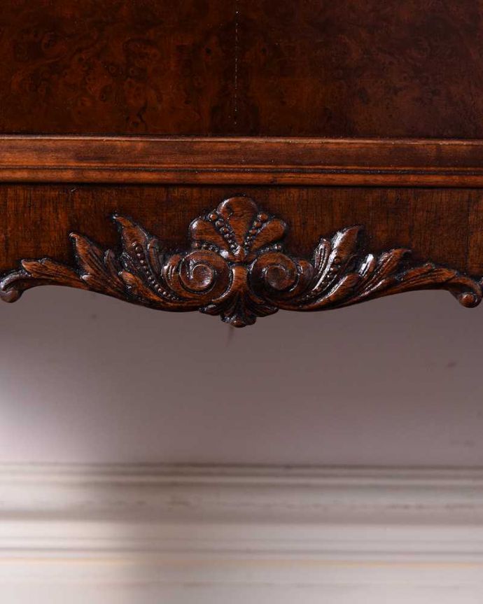 マガジンラック　アンティーク家具　高級感が溢れるイギリスで出会ったアンティークマガジンラック。惚れ惚れするような美しさとっても堅い無垢材に一体どうやって彫っていったんでしょう？アンティークらしく細かい彫りを眺めているだけでうっとりしてしまいます。(q-1625-f)