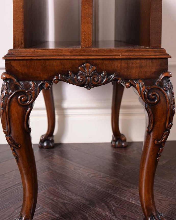 マガジンラック　アンティーク家具　高級感が溢れるイギリスで出会ったアンティークマガジンラック。至る所に繊細な彫いろんな彫のデザインがありますが、個人的に美しいと思える女性らしく優雅なデザインを選んできました。(q-1625-f)