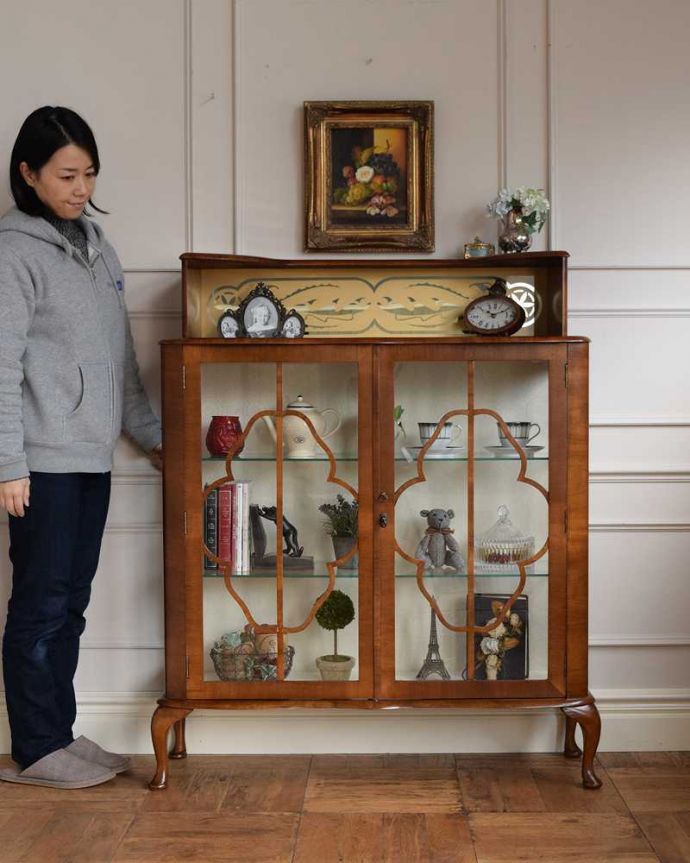 英国アンティークのガラスキャビネット