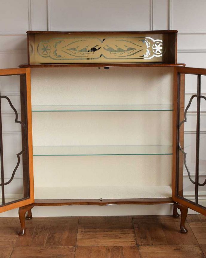 ガラスキャビネットの扉の中