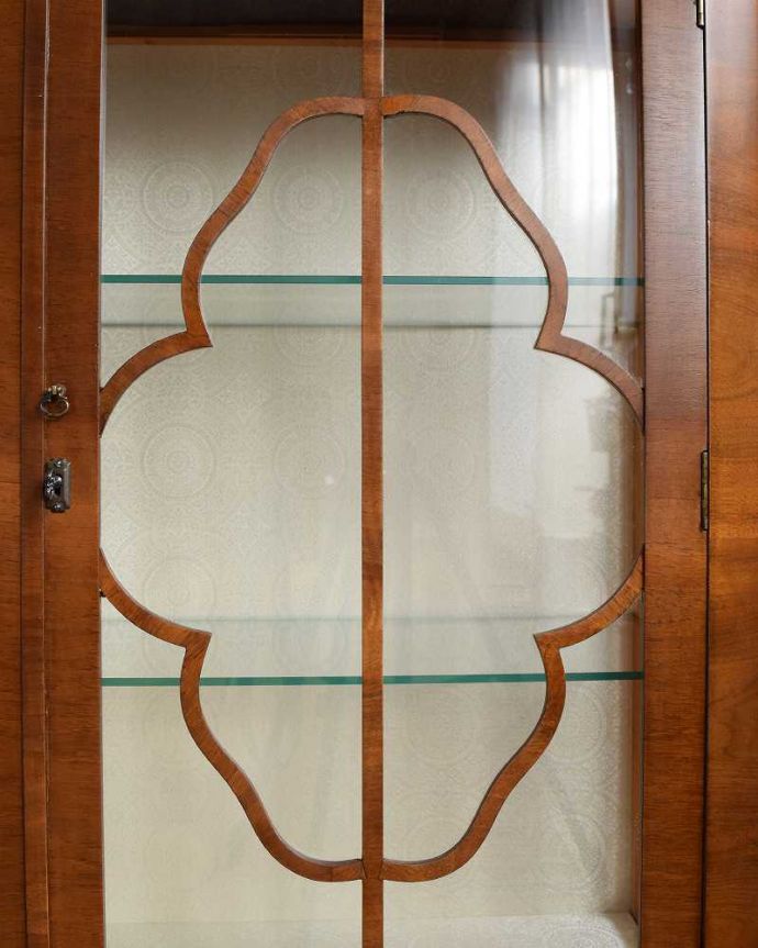 英国アンティーク家具らしい彫