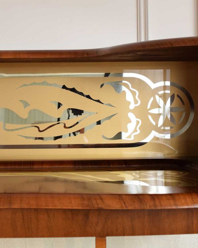 ガラスキャビネットのミラー