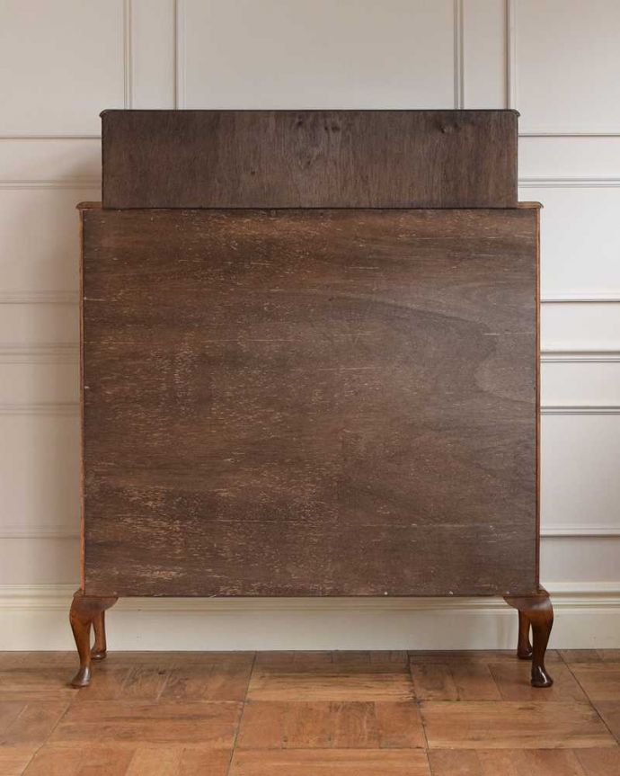 キャビネットの後ろ姿