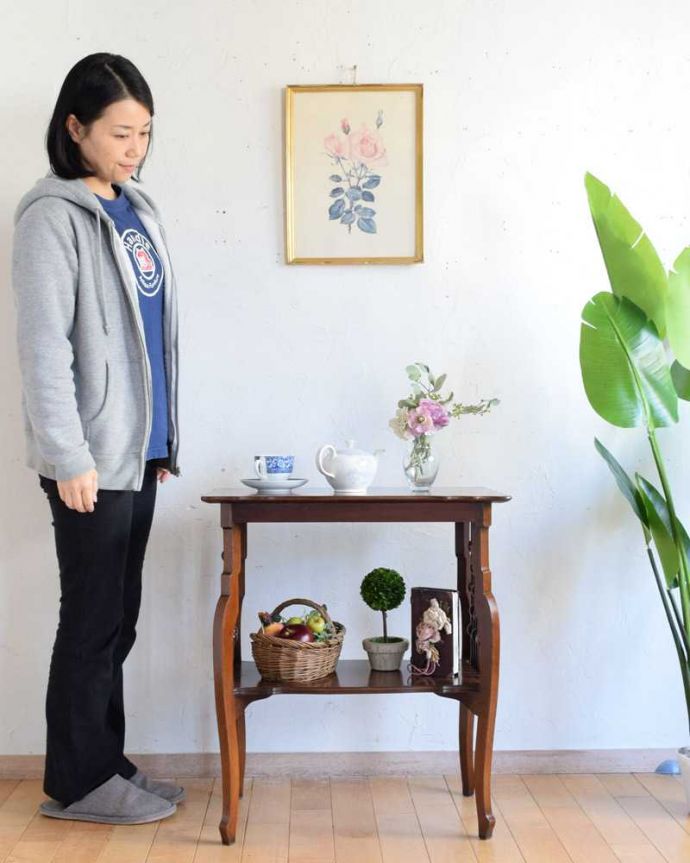 アンティークのテーブル　アンティーク家具　天板のかたちも優雅なアンティーク家具、イギリスで見つけたサイドテーブル。どんな場所でも便利に使える小さなテーブルそもそも「オケージョナル」とは「便利に使える」と言う意味。(q-1627-f)