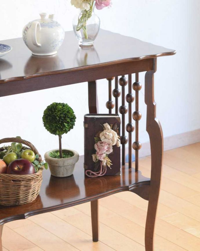 アンティークのテーブル　アンティーク家具　天板のかたちも優雅なアンティーク家具、イギリスで見つけたサイドテーブル。上品で優雅なアンティーク凛とした雰囲気が漂うアンティークらしい立ち姿のテーブル。(q-1627-f)