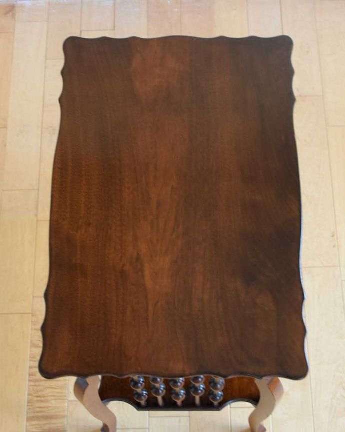 アンティークのテーブル　アンティーク家具　天板のかたちも優雅なアンティーク家具、イギリスで見つけたサイドテーブル。天板の形を見てみると･･･テーブルの形を上から見ると、こんな感じです。(q-1627-f)