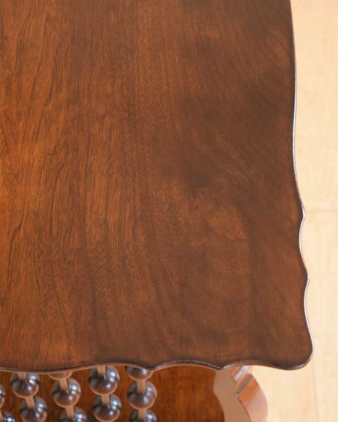 アンティークのテーブル　アンティーク家具　天板のかたちも優雅なアンティーク家具、イギリスで見つけたサイドテーブル。天板を近づいてみると…アンティークだから手に入れることが出来る天板に使われている銘木の美しさにうっとりです。(q-1627-f)