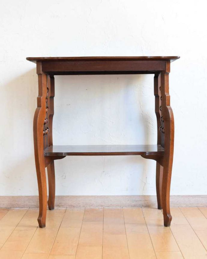 アンティークのテーブル　アンティーク家具　天板のかたちも優雅なアンティーク家具、イギリスで見つけたサイドテーブル。クルッと回転。(q-1627-f)