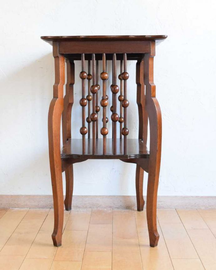 アンティークのテーブル　アンティーク家具　天板のかたちも優雅なアンティーク家具、イギリスで見つけたサイドテーブル。こちら側も、もちろんキレイです！アンティークは新品ではないので、もちろん経年変化によるキズはありますが、専門の職人がキレイにお直しをしているので、どの角度から見てもキレイです。(q-1627-f)