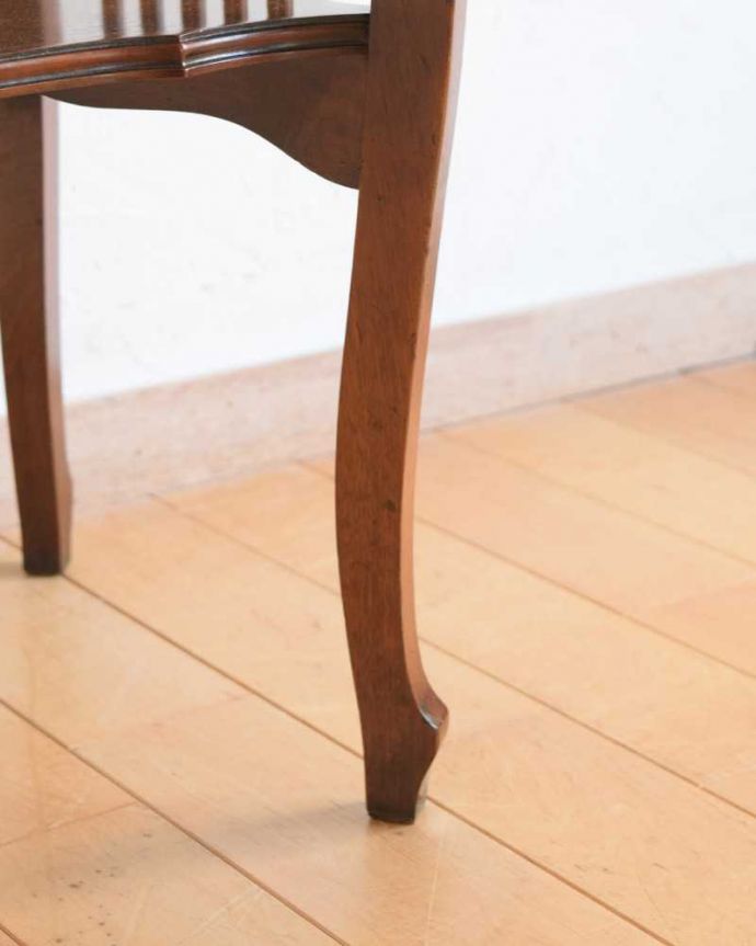 アンティークのテーブル　アンティーク家具　天板のかたちも優雅なアンティーク家具、イギリスで見つけたサイドテーブル。持ち上げなくても移動できます！Handleのアンティークは、脚の裏にフェルトキーパーをお付けしていますので、床を滑らせてれば移動が簡単です。(q-1627-f)