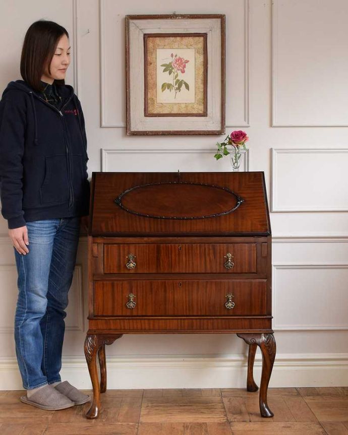 ビューロー　アンティーク家具　英国輸入の美しいアンティーク家具、優雅なライティングビューロー。1台でチェストとデスク両方使える便利な家具扉を倒すとあっという間にデスクになっちゃうビューロー。(q-1629-f)