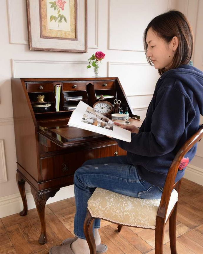 ビューロー　アンティーク家具　英国輸入の美しいアンティーク家具、優雅なライティングビューロー。あっという間に自分だけのデスクビューロー部分の扉を前に開くとデスクになっちゃう便利さ。(q-1629-f)