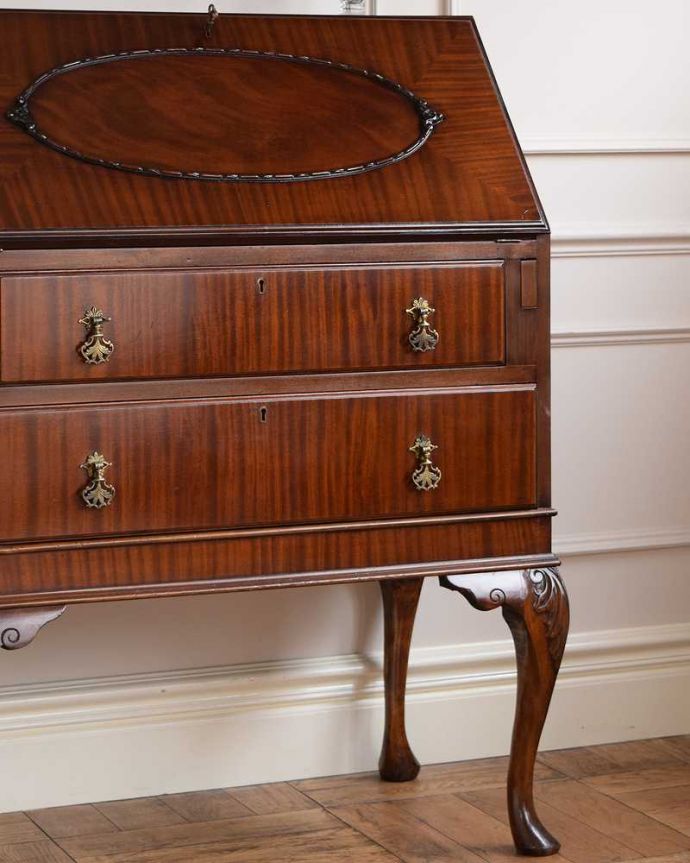 ビューロー　アンティーク家具　英国輸入の美しいアンティーク家具、優雅なライティングビューロー。アンティークだから手に入る木目の美しさ高級な木材の木目が美しい部分だけを使って造られたビューローは木目自体が装飾。(q-1629-f)