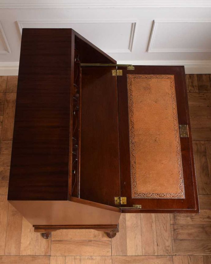 ビューロー　アンティーク家具　英国輸入の美しいアンティーク家具、優雅なライティングビューロー。気になるデスクの天板やっぱりデスクで一番気になるのが天板。(q-1629-f)