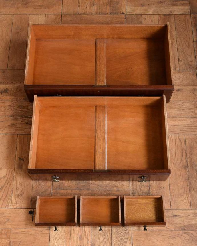 ビューロー　アンティーク家具　英国輸入の美しいアンティーク家具、優雅なライティングビューロー。普段の主役は収納たっぷりのチェストデスクとして使わない時も、たっぷりの引き出し収納が付いたビューローはチェストとして使えます。(q-1629-f)