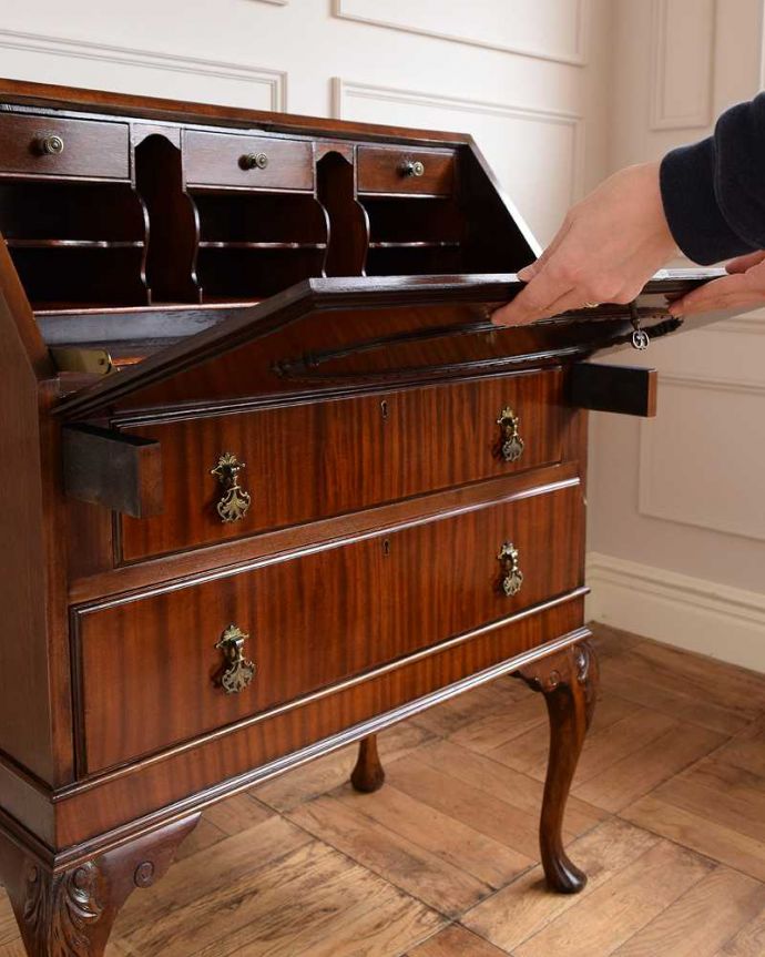 ビューロー　アンティーク家具　英国輸入の美しいアンティーク家具、優雅なライティングビューロー。あっという間に簡単デスクビューロー部分の扉を前に倒すだけで、デスクが登場！もちろん女性でも簡単です。(q-1629-f)