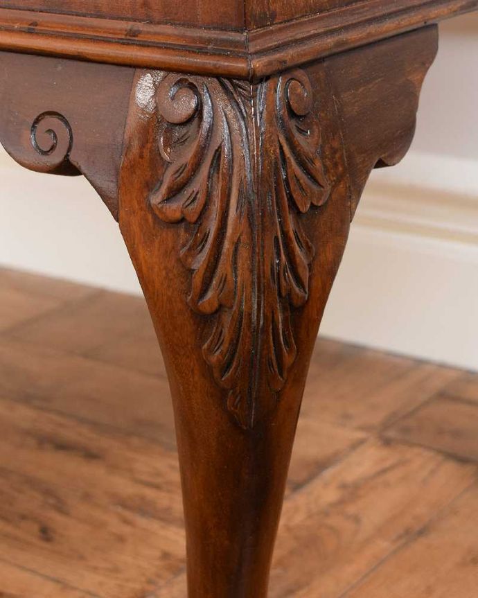 ビューロー　アンティーク家具　英国輸入の美しいアンティーク家具、優雅なライティングビューロー。いろんな場所にこだわり彫のデザインもいろいろです。(q-1629-f)