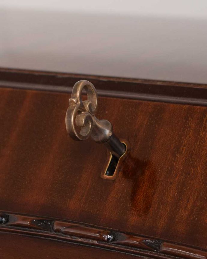 ビューロー　アンティーク家具　英国輸入の美しいアンティーク家具、優雅なライティングビューロー。ビューロー部分もカギで開け閉めデスクになる扉もカギで開け閉め出来るから、クルっと回す度になんだかワクワクしちゃうんです。(q-1629-f)