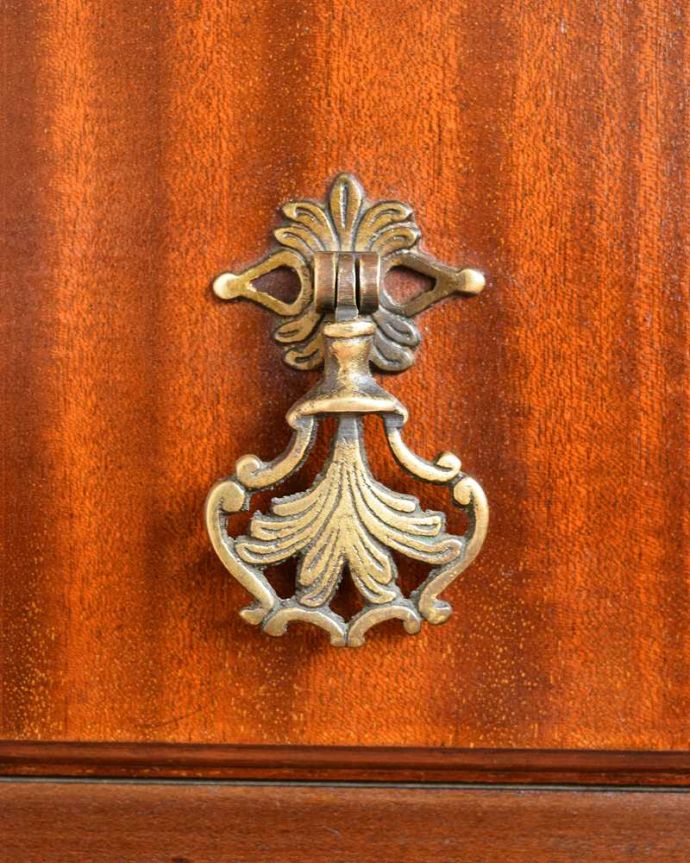 ビューロー　アンティーク家具　英国輸入の美しいアンティーク家具、優雅なライティングビューロー。いろんな場所にアンティークらしさ取っ手もアンティークらしいこだわったデザイン。(q-1629-f)