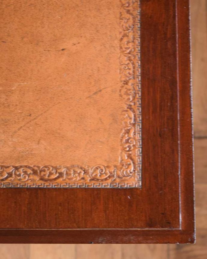 ビューロー　アンティーク家具　英国輸入の美しいアンティーク家具、優雅なライティングビューロー。デスクの天板を見てみると･･･気になる天板部分もキレイにお直ししました。(q-1629-f)