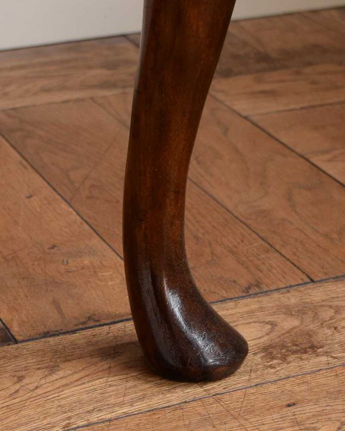 ビューロー　アンティーク家具　英国輸入の美しいアンティーク家具、優雅なライティングビューロー。女性１人でラクラ運べちゃうんですHandleのアンティークは、脚の裏にフェルトキーパーをお付けしています。(q-1629-f)