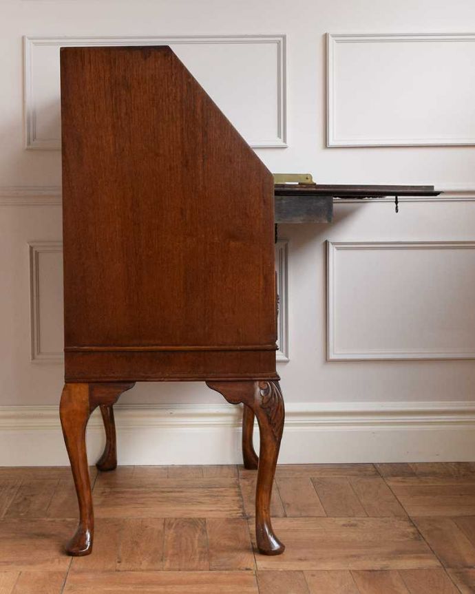 ビューロー　アンティーク家具　英国輸入の美しいアンティーク家具、優雅なライティングビューロー。横から見ても素敵なんですもちろん、横から見られてもいいようにキレイに仕上げてあります。(q-1629-f)