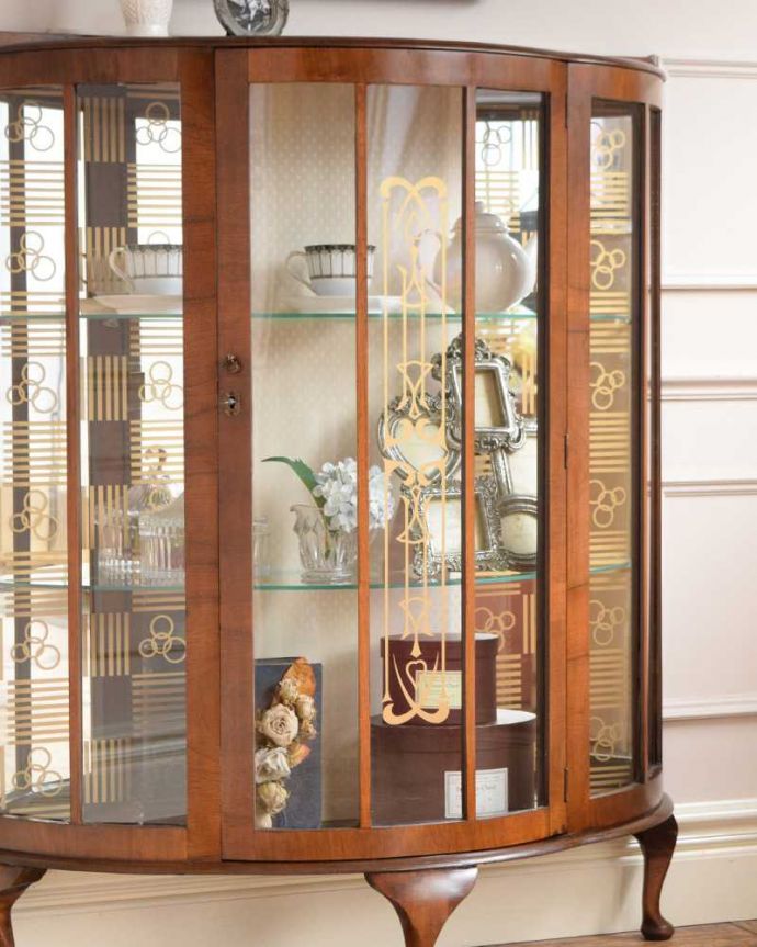 アンティークのキャビネット アンティーク家具 イギリスのアンティーク家具、ミラーバックのショーケース(ガラスキャビネット) 。ガラス越しに中をのぞいてみると・・・光りが入るとミラーに反射してキラッと輝くから、中に入れたものにまるでスポットライトが当たっているように見えちゃうんです。(q-1630-f)