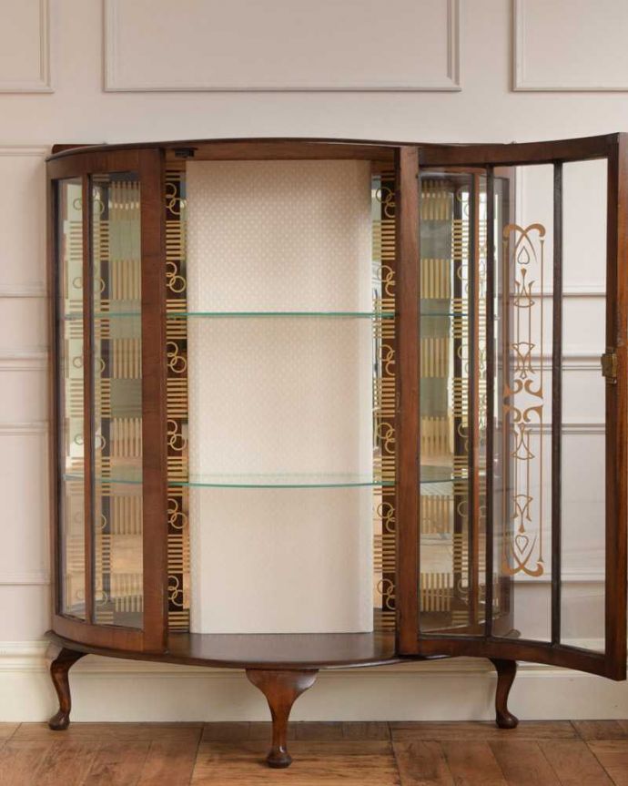 アンティークのキャビネット アンティーク家具 イギリスのアンティーク家具、ミラーバックのショーケース(ガラスキャビネット) 。ミラーの効果で、なんだか大きく見えます背板の鏡にキャビネット自身が映し出されて、大きな形のキャビネットに見えちゃうんです。(q-1630-f)