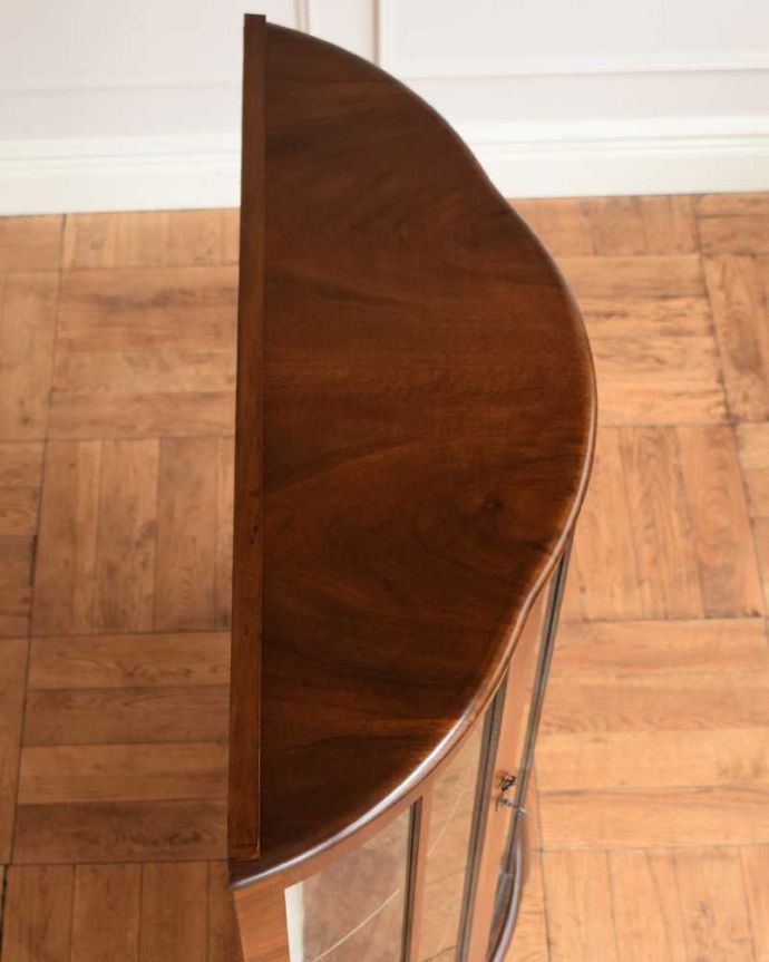 アンティークのキャビネット アンティーク家具 イギリスのアンティーク家具、ミラーバックのショーケース(ガラスキャビネット) 。上から見るとよく分かるキャビネットの形全体の形はこんな感じです。(q-1630-f)