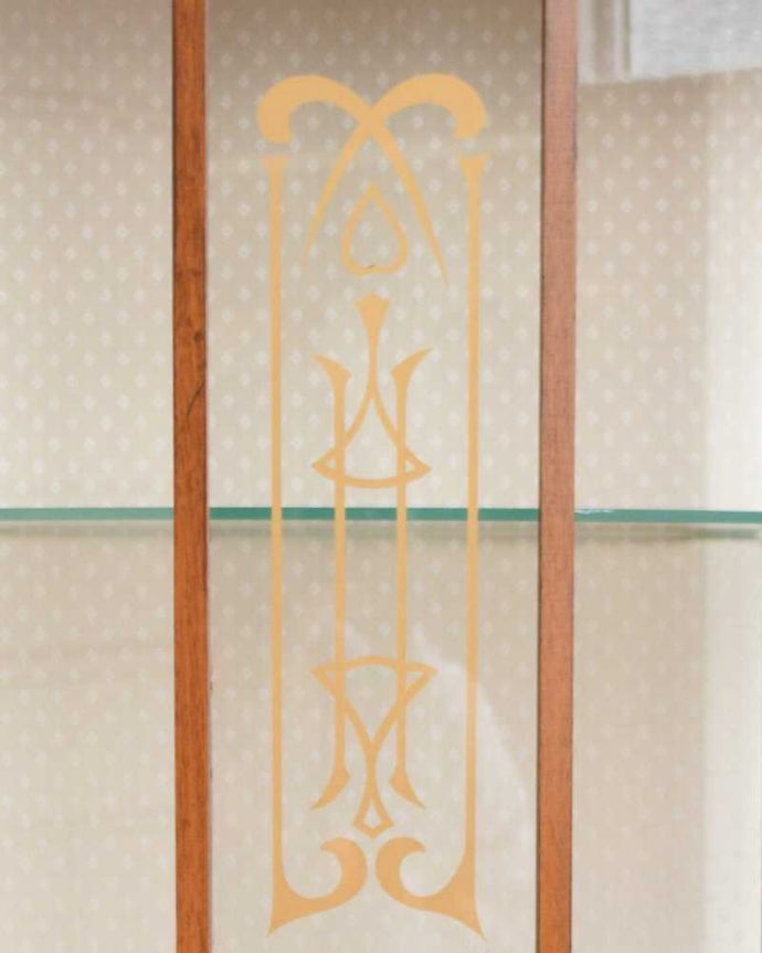 アンティークのキャビネット アンティーク家具 イギリスのアンティーク家具、ミラーバックのショーケース(ガラスキャビネット) 。キレイに残っていてくれましたガラスに描かれている絵は剥がれているものが多いんだけれど、この子はしっかりキレイに残っていてくれました。(q-1630-f)