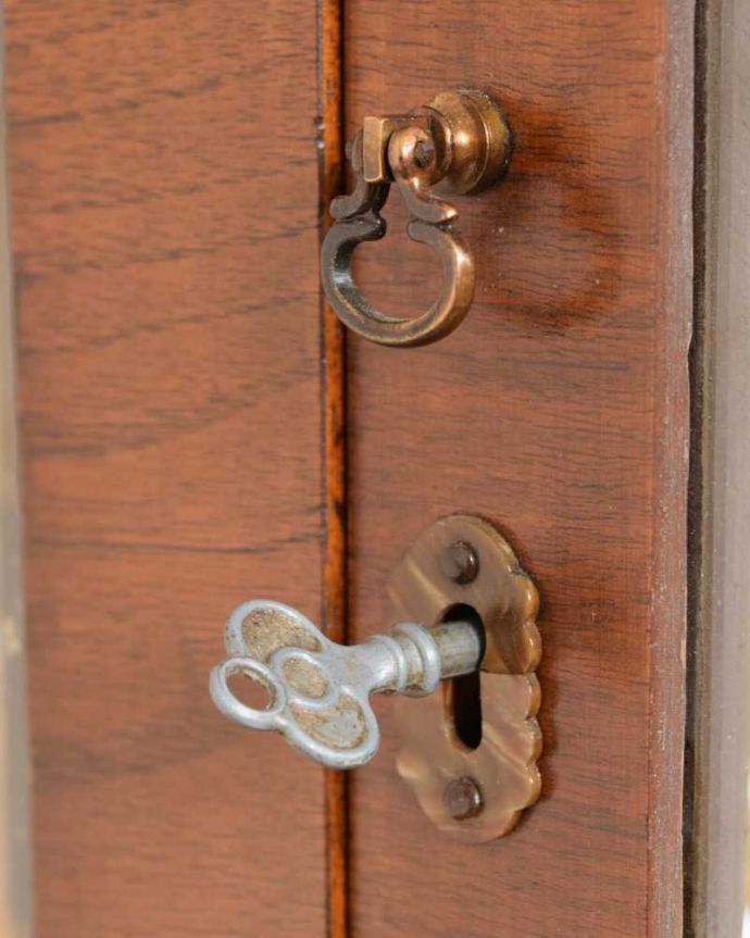 アンティークのキャビネット アンティーク家具 イギリスのアンティーク家具、ミラーバックのショーケース(ガラスキャビネット) 。開ける度にワクワクする取っ手取っ手だけを見ても現代の家具より質感がいいのがわかります。(q-1630-f)