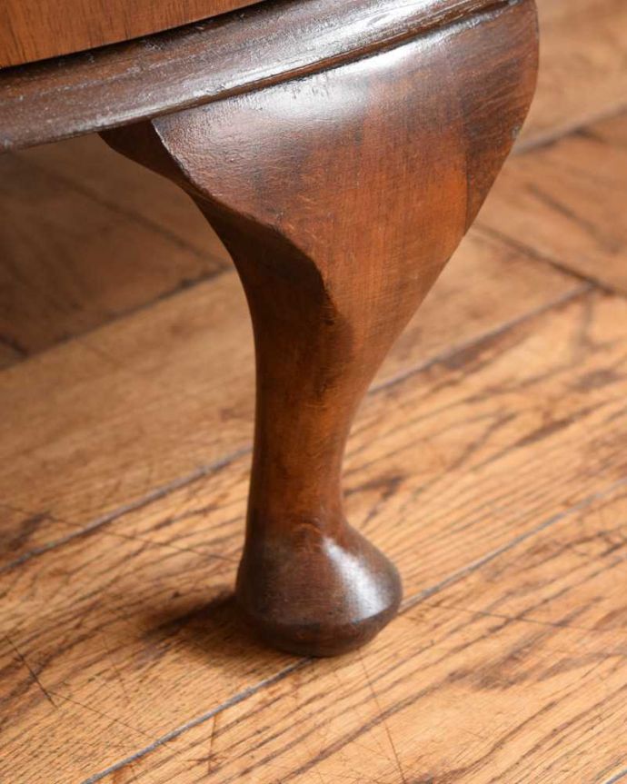 アンティークのキャビネット アンティーク家具 イギリスのアンティーク家具、ミラーバックのショーケース(ガラスキャビネット) 。女性1人でもラクに運べちゃうヒミツHandleのアンティークは、脚の裏にフェルトキーパーをお付けしているので、床を滑らせれば女性でも移動がカンタンに出来ます!ご安心下さい。(q-1630-f)