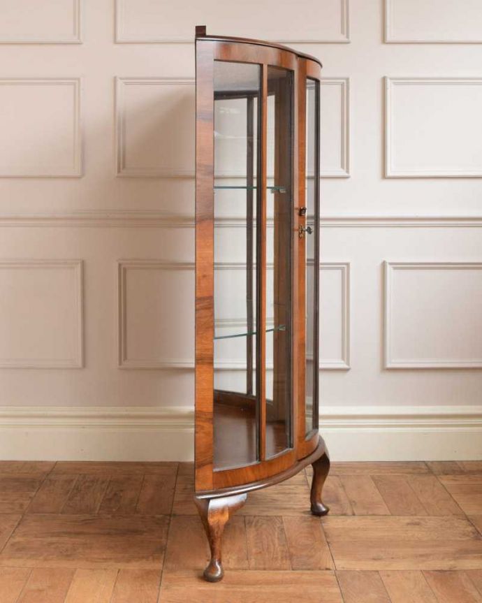 アンティークのキャビネット アンティーク家具 イギリスのアンティーク家具、ミラーバックのショーケース(ガラスキャビネット) 。横から見てもステキ背板以外の三方向がガラスで囲まれたキャビネット。(q-1630-f)