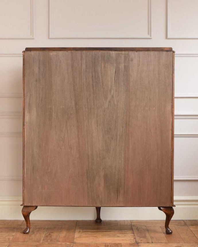 アンティークのキャビネット アンティーク家具 イギリスのアンティーク家具、ミラーバックのショーケース(ガラスキャビネット) 。もちろん背中を見てもキレイですアンティークは新品ではないので経年変化によるキズはありますが、専門の職人がキレイにお直ししたので、背中もキレイです。(q-1630-f)