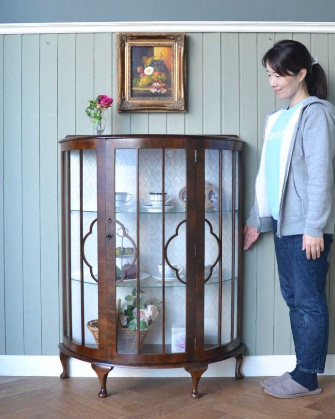 アンティークのキャビネット アンティーク家具 優しいデザインのアンティークガラスキャビネット、英国で見つけた家具。どこからでも中が見える半月型のキャビネット半月型をしたハーフムーンのキャビネットは、グルっと180度、どの場所からも中が美しく見える人気のキャビネットです。(q-1631-f)