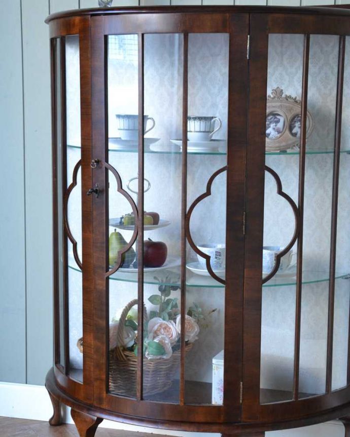 アンティークのキャビネット アンティーク家具 優しいデザインのアンティークガラスキャビネット、英国で見つけた家具。ガラス越しに見るお気に入りの美しさ…アンティークのガラス扉を通して見ると、中に入れたものがキラッキラに輝いて見えるんです。(q-1631-f)