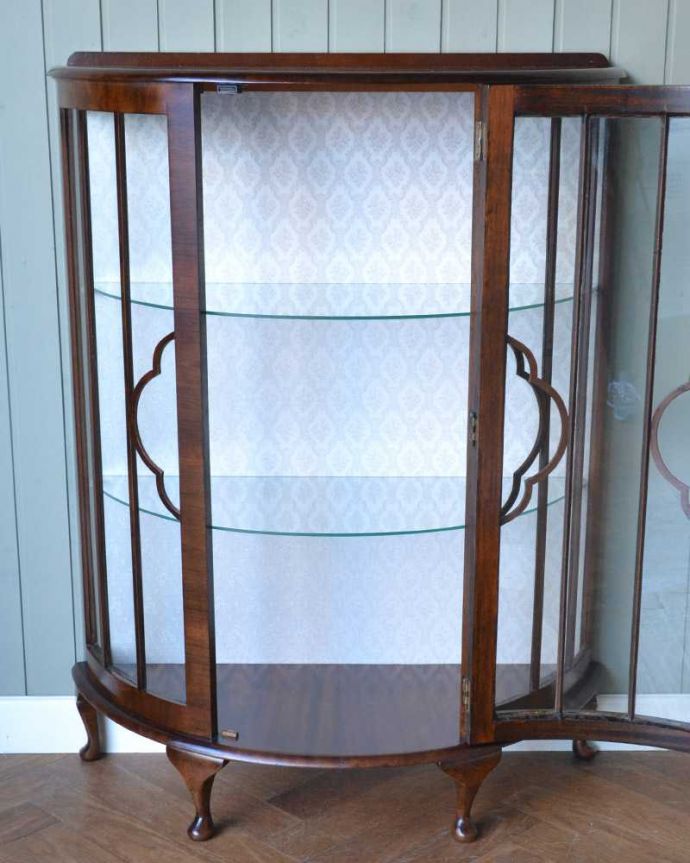 アンティークのキャビネット アンティーク家具 優しいデザインのアンティークガラスキャビネット、英国で見つけた家具。扉を開けて中を見てみると…職人がキレイに修復して、背板も新しい生地に張替えました。(q-1631-f)