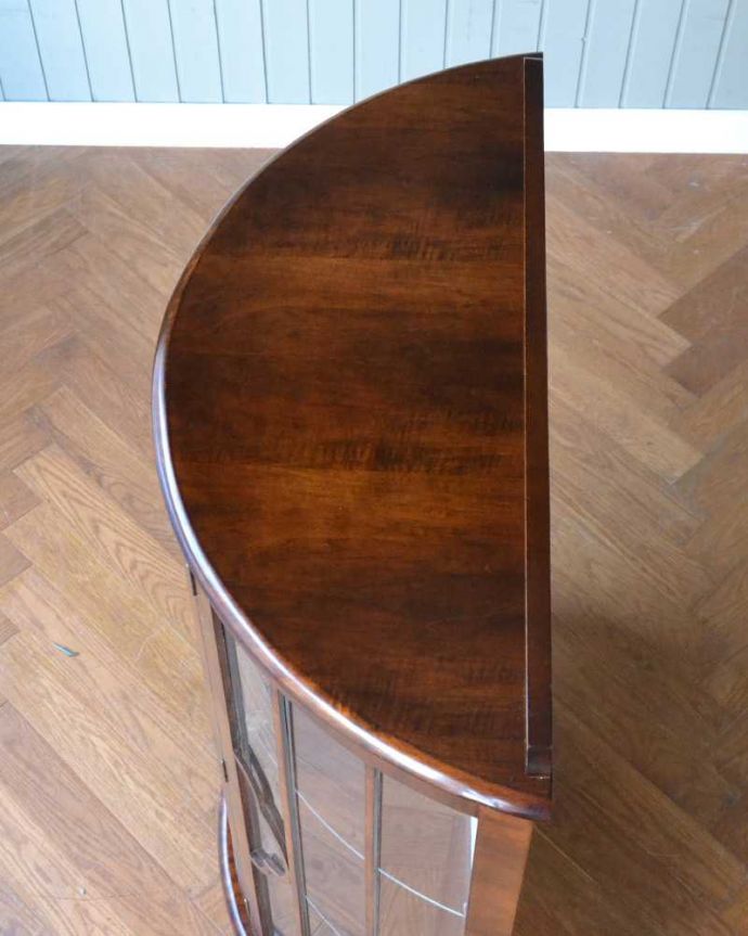 アンティークのキャビネット アンティーク家具 優しいデザインのアンティークガラスキャビネット、英国で見つけた家具。上から見るとよく分かるハーフムーンの形キャビネットを上から見てみるとこんな感じの半月型。(q-1631-f)