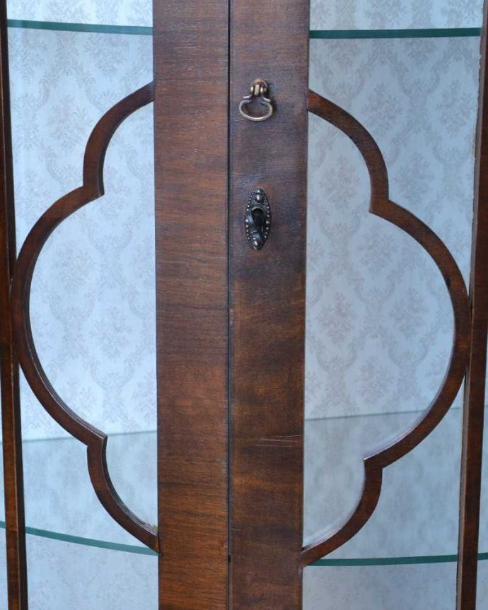 アンティークのキャビネット アンティーク家具 優しいデザインのアンティークガラスキャビネット、英国で見つけた家具。アンティークらしい装飾が魅力やっぱりアンティークらしいデザインが魅力。(q-1631-f)