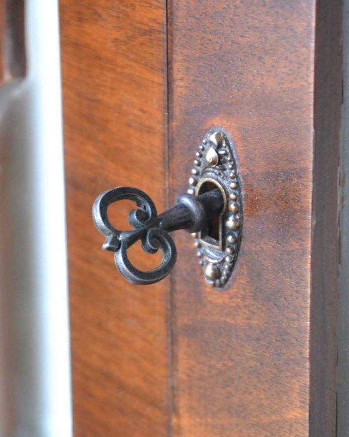 アンティークのキャビネット アンティーク家具 優しいデザインのアンティークガラスキャビネット、英国で見つけた家具。開ける度にワクワク・・・ カギを使って扉を開ける度に、まるで宝箱を開けるみたいです。(q-1631-f)