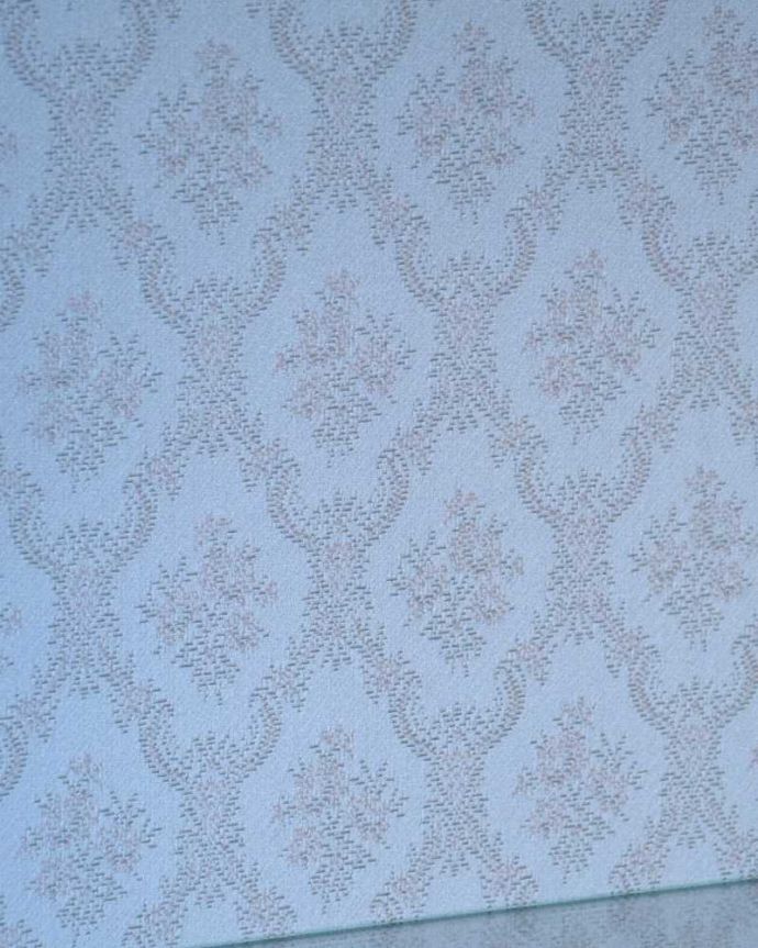 アンティークのキャビネット アンティーク家具 優しいデザインのアンティークガラスキャビネット、英国で見つけた家具。新しく貼り替えましたキャビネットの表情に合わせて、背板の生地をセレクト。(q-1631-f)